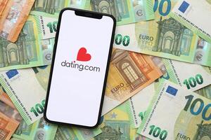 Kiev, ukraina - februari 23, 2024 datingcom logotyp av känd dejting hemsida eller app på iphone visa foto