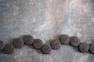 Kiev, ukraina - 4 Maj, 2023 oreo dubbel- creme smörgås småkakor med grädde fyllning stänga upp foto