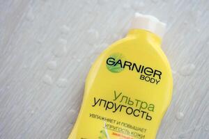 Kiev, ukraina - februari 27, 2024 garnier produktion med företag logotyp på gul flaska foto