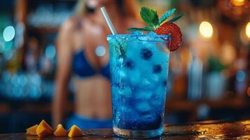 blå cocktail med blomma på fälg foto