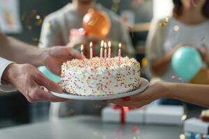 ai genererad kollegor överraskning medarbetare med födelsedag gåvor på kontor fest. foto