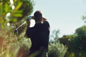 ai genererad golf spelare i en svart skjorta på en golf kurs. foto