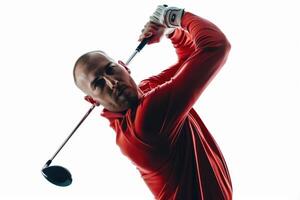 ai genererad golf spelare i röd skjorta praktiserande med känslor på vit bakgrund. foto