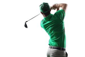 ai genererad golfspelare i grön skjorta svängande på vit bakgrund. foto