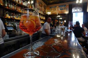 aperol spritz på bar foto