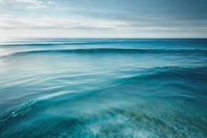 en skön blå hav med vågor och moln foto