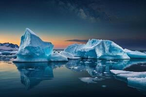 isberg flytande i de vatten på solnedgång foto