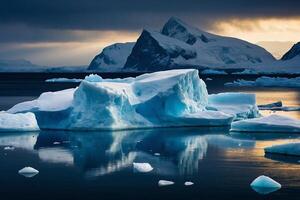 isberg flytande i de vatten med mörk moln foto