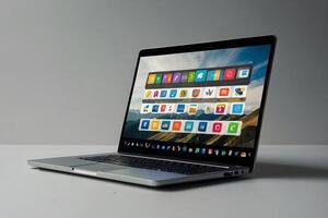 bärbar dator med ikoner på skärm foto