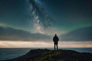 man stående på topp av en berg ser på de mjölkig foto