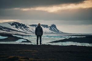 man stående på de kant av en klippa utsikt de irländsk landskap foto