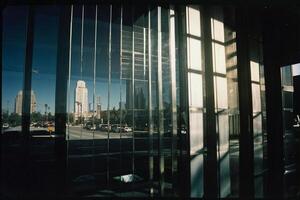 en se av de stad genom en glas fönster foto