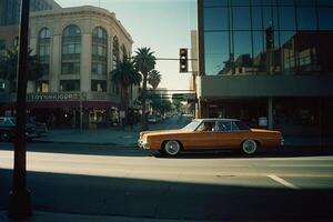 två klassisk bilar parkerad i främre av en teater foto