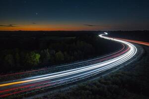 ai genererad en lång exponering fotografera av en motorväg på natt foto