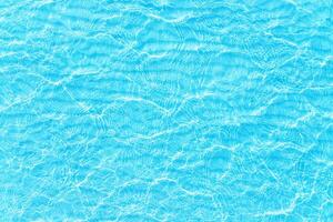 blå porlande hav, topp se. vatten textur med synlig sanddyner av sand foto
