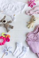 uppsättning av rosa kläder och Tillbehör för nyfödd bebis. foto