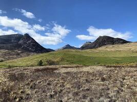 en se av de ö av arran i skottland på en solig dag foto