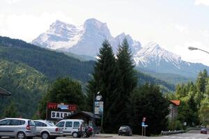 en se av de österrikiska bergen i de sommar foto