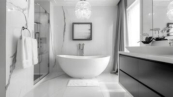 elegant svartvit badrum med minimalistisk design och kristall kristallkrona i lyx Hem foto