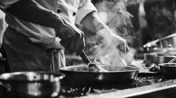 kockar matlagning i restaurang kök foto