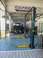 en bil reparera garage av Toyota service Centrum. surabaya, indonesien - 6 maret 2024 foto