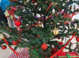 lugg gåvor under de jul träd. glad jul. färgrik gåvor. foto