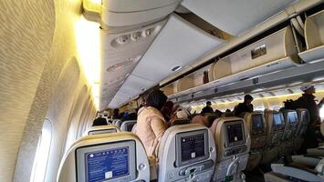 medina, saudi arabien på Mars 3, 2024. umrah pilgrimer styrelse en saudi arabien flygbolag plan till lämna tillbaka till deras Hem Land, Indonesien. plan till jakarta. passagerare se för deras säten. foto