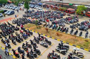 bekasi, indonesien på december 23 2023. många motoriserade fordon av olika typer fylla de bekasi station parkering massa. foto