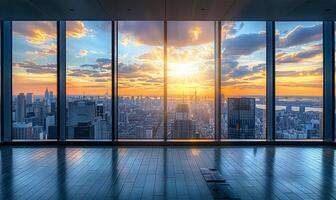 tömma golv badade i solnedgång ljus, utsikt en vibrerande stadsbild foto