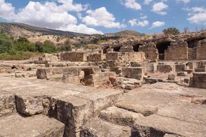 skön sten öken- berg landskap av israel. ruiner av de gammal gammal stad foto