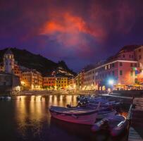 belysning av de stad av vernazza foto