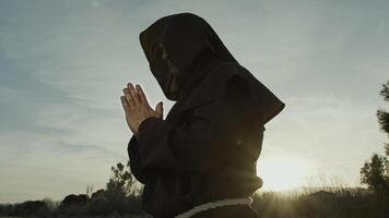 silhuett av en munk står bön- på de natur foto