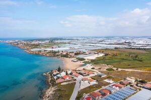 innovation och oändlig landa av växthus för tomater i sicilien foto