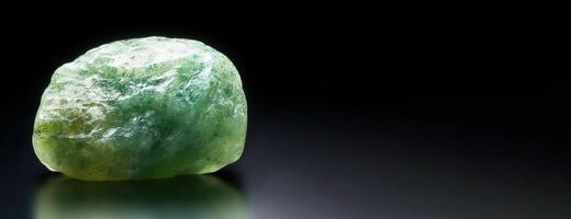 jadeit är sällsynt dyrbar naturlig sten på svart bakgrund. . rubrik baner attrapp med Plats. foto