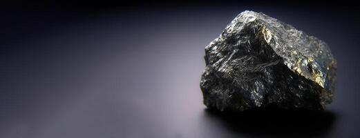 digenit är en sällsynt dyrbar naturlig sten på en svart bakgrund. . rubrik baner attrapp med Plats. foto
