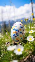 färgrik ägg med blommor om på de äng. påsk ägg begrepp, vår Semester foto