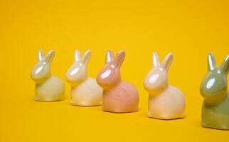 keramisk dekorativ kaniner på en gul bakgrund, festlig påsk bakgrund foto