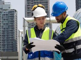 arbetskraft sysselsättning kvinna manlig person människor mänsklig vit blå Hardhat hjälm pappersarbete projekt webbplats grupp ingenjör förman industri kollega spåna möte handledare byggnad kopia Plats utveckla foto