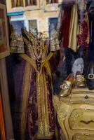 venecia, Italien- Italien 2,2023.venetian masker i Lagra visa i venice.efront med en kostym foto