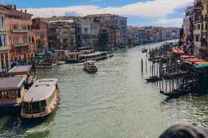 Venedig, Italien - april 2,2023. Venedig stor kanal, turister ridning gondoler foto