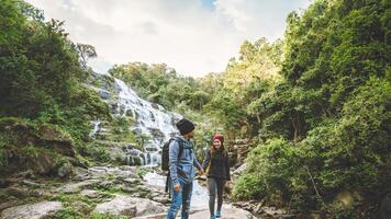 resa koppla av för att besöka vattenfall av par. på vintern. vid vattenfallet mae ya chiangmai i thailand. reser naturen. sommar foto