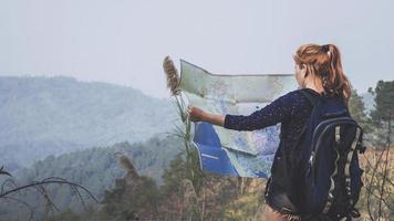 kvinna resa. kvinnliga resenärer reser natur berg kartnavigering foto