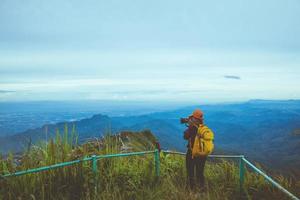 kvinna asiater resor koppla av i semestern. fotografera landskap på mountain.thailand foto