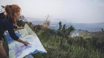 kvinna resa. kvinnliga resenärer reser natur berg kartnavigering foto