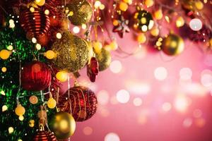 juldekoration bollar och ornament över abstrakt bokeh bakgrund med kopia utrymme. semester bakgrund gratulationskort för jul och nyår. god Jul foto