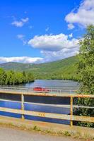 bil kör på bron över en flod, vackra norge landskap. foto