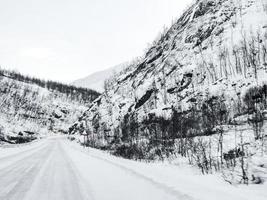 kör genom snöig väg och landskap i norge. foto