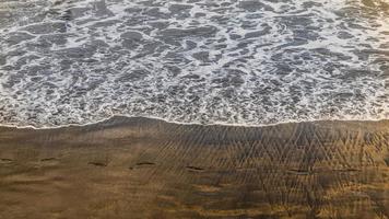 vågor på stranden las canteras på gran canaria