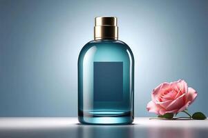 elegant blå glas parfym flaska med gyllene keps och rosa reste sig - elegant doft förpackning attrapp för lyxig branding och marknadsföring foto