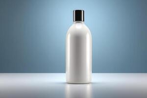 minimalistisk vit schampo flaska med glansig Avsluta perfekt för varumärke, isolerat på en blå bakgrund foto